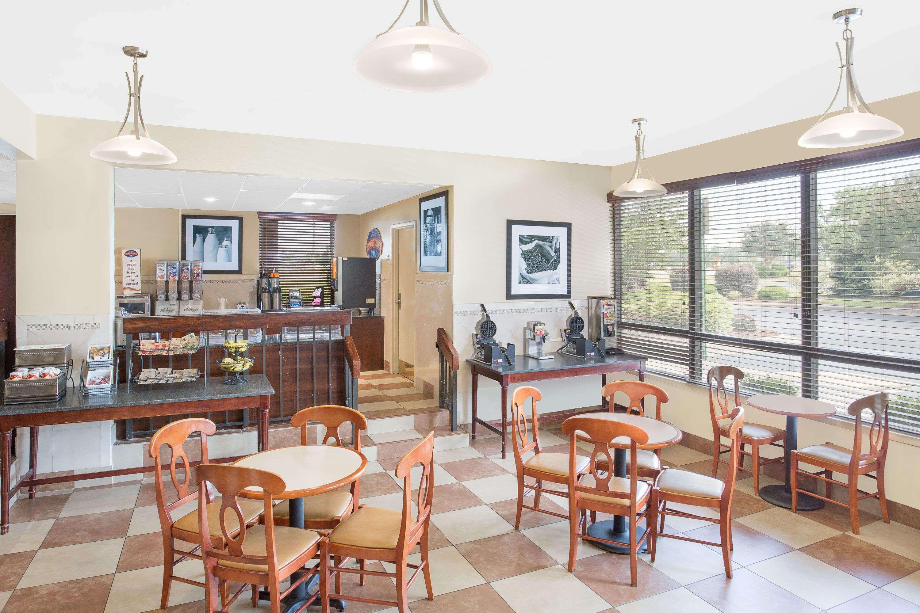 Baymont By Wyndham Greenville Extérieur photo